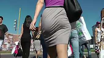 Una Donna Voluttuosa Mostra Le Sue Curve In Pubblico, Mostrando Il Suo Abbondante Derriere E I Suoi Glutei Rivestiti Di Perizoma