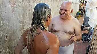 Viejo Ducha A La Joven Belleza Latina Paty-Butt En Un Encuentro Caliente