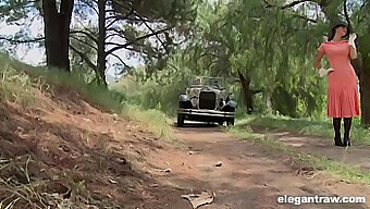 Bonnie a Clyde sa zapájajú do divokej vonkajšej trojky s intenzívnou akciou s mačičkou a kohútom.