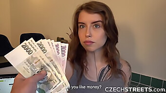 مراهقة شعرية تحصل على عملية يد ومال من Czechstreets