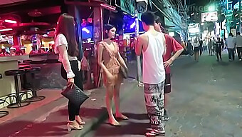 Hombre Mayor Y Mujeres Tailandesas Jóvenes En Pattaya