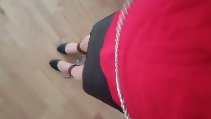 Sissyho ponížení a bolest v domácím bondage videu