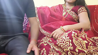 Une Bhabhi Desi Aux Gros Seins Naturels Qui Clignote En Public Sur Karwa Chauth