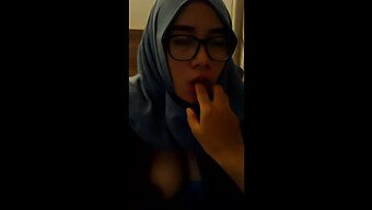 Chica Hijabi Indosia Realiza Sexo Oral En El Video 4