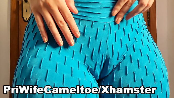 Cameltoe blonďaté manželky v legínách v posilovně