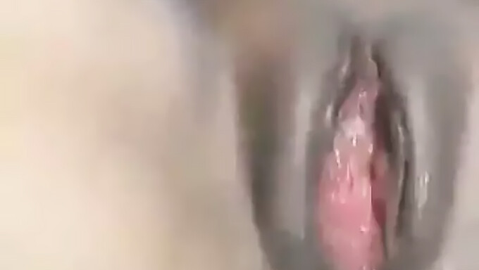 Amatör genç kız büyük siyah yarrağıyla anal creampie'den zevk alıyor