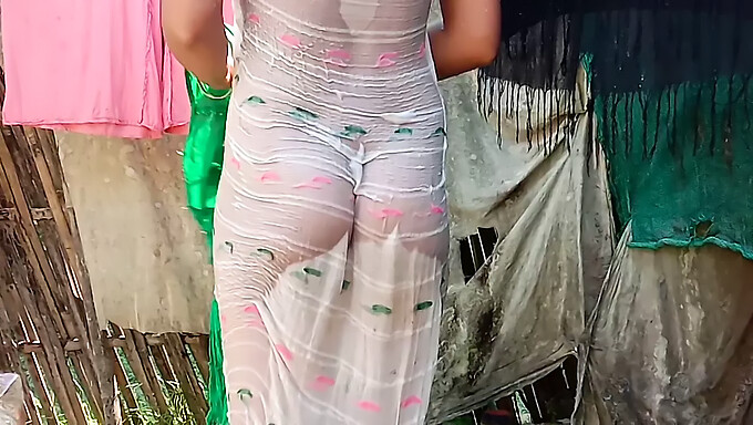 La chica del pueblo de la India aprende a bañarse