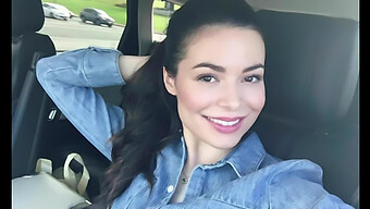 Söpö Brunette Miranda Cosgrove Runkkaa Kameran Edessä