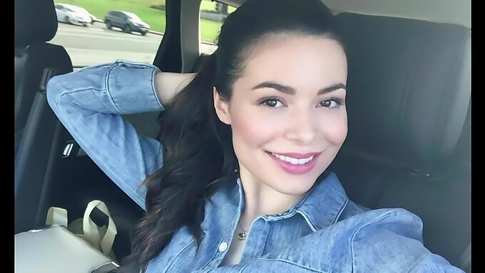 Brunette cantik Miranda Cosgrove masturbasi di depan kamera