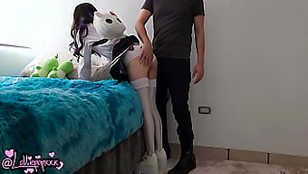 Mladá študentka v cosplay oblečení dostane výprask a penetráciu