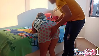 Mi padrastro me sorprende solo en mi habitación y nos involucramos en un apasionado sexo anal