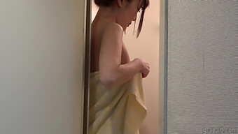 Een Op Een: Japanse Tiener Sarina Kurokawa In De Douche