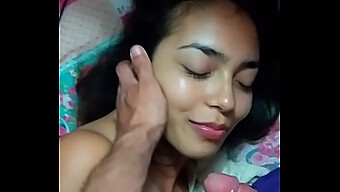 Remaja (18+) Menikmati Kenikmatan Oral Dengan Mainan Seks