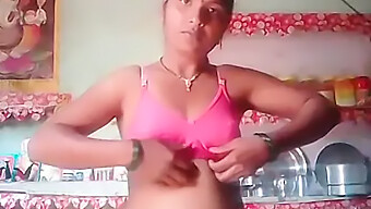 Tía India Captura Su Selfie Desnuda Con Grandes Tetas Naturales