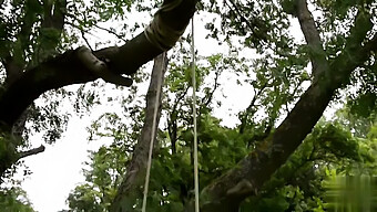 Des Amis Aiment Jouer En Plein Air Dans Le Jardin