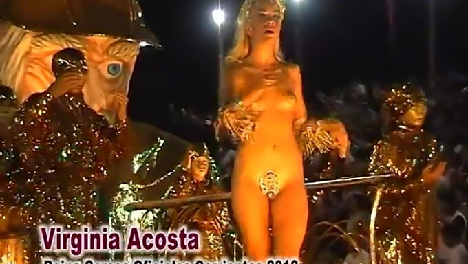 Babe alasti loistossa klo Corrientes Carnival