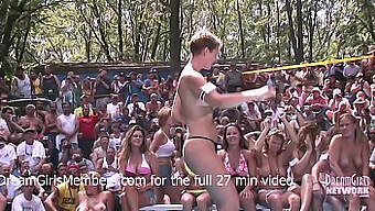 Tekmovanje V Bikiniju Nudist Resorta Se Spremeni V Divjo Razstavo