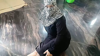 Gadis Hijabi Muda Mencari Pasangan Baru Untuk Seks Kasar