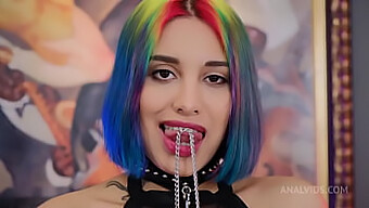 Rainbow-haired teen Roxy Lips tar på seg tatoverte stud Nick Rock i intens anal økt