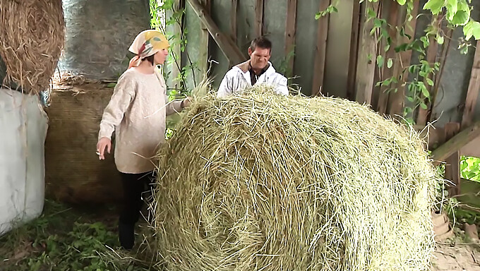 Des agriculteurs européens se laissent aller à des actes lubriques en plein air