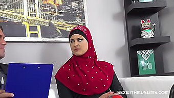 Hijabi Excitante Séduit Avec Ses Compétences