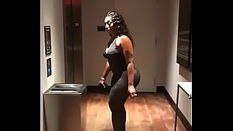 Prazer Voyeurista No Hotel Com Uma Mulher Negra Voluptuosa