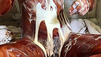 La Figa Ricoperta Di Cioccolato Viene Riempita Di Crema E Lasciata Fuoriescere