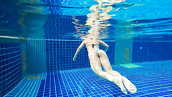 Punheta Pública Na Piscina Leva A Um Orgasmo Intenso