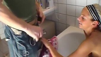 Une Fille Blonde Se Fait Baiser Dans La Salle De Bain