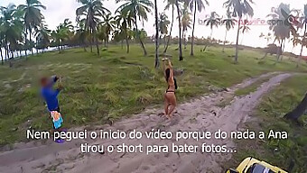 Brasilianskt Par Delar Intima Stunder Vid Havet I Maracaipe