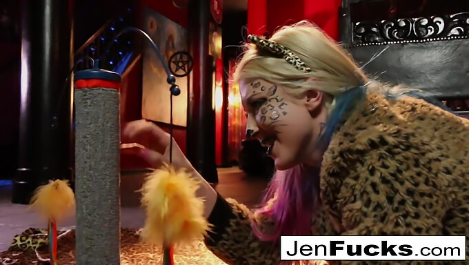 Leya el gato recibe ayuda de Jen Hexxx para un enema de leche