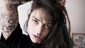 18+ Tínedžerka Si Užíva Análny Sex S Hnedým Kohútom