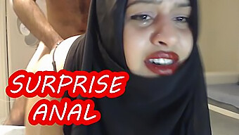 Femme Mariée En Hijab Éprouve Un Plaisir Anal Intense Et De La Douleur