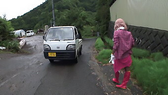 Japanmädchen Von Fremden Kerlen In Aller Öffentlichkeit In Die Muschi Gebumst