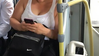 Seio amplo da Milf balançando em uma viagem de ônibus