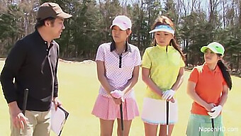 Japonské Tínedžerky Sa Zlobia Na Golfovom Ihrisku