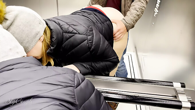 Pareja alemana disfruta por detrás y recibe una corrida facial en un ascensor de hotel