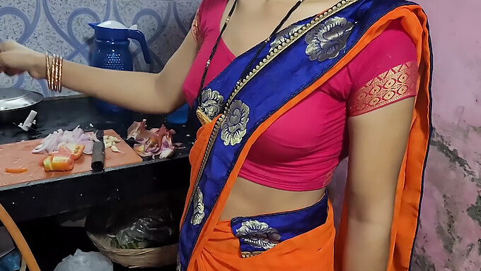 La chica india de 18 años cocina en la cocina y es mordida