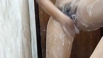 Rencontre Dans La Salle De Bain Avec Une Tante Et Une Fille De 18 Ans