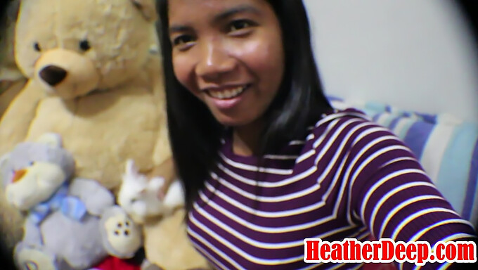 Heather, une adolescente thaïlandaise aux gros seins, donne une fellation profonde et satisfaisante