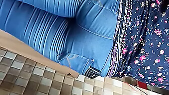 Ragazza indiana mostra i suoi jeans e culo stretti in un video