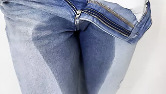 Une Jeune Fille Urine Dans Son Pantalon Avant De Se Faire Plaisir Jusqu'À L'Orgasme