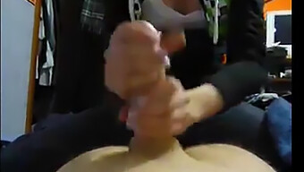 Amatérsky Pár Si Užíva Handjob S Dobre Vybaveným Partnerom.