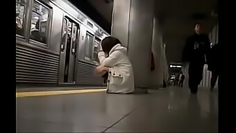 Una Japonesa Manoseada En Un Tren Sin Ropa Interior