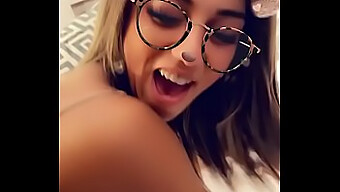 Um casal compartilha uma sessão quente de Snapchat juntos.