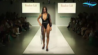 A Caminhada Final De Sharron Small Em Lingerie E Saltos Altos