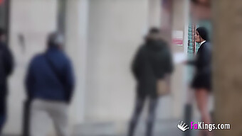 Rebecca Seduce A Hombres Desprevenidos En Las Calles Para Una Paja