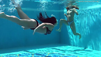 Jessica Y Lindsay Empapadas De Flaca En La Piscina