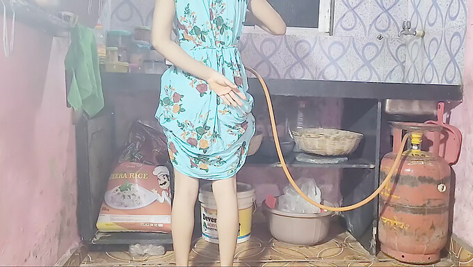 Indian amateur couple gets kinky in the kitchen