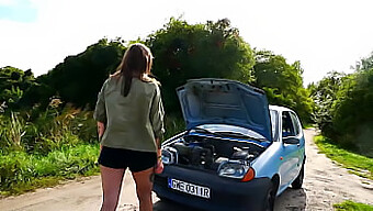 Tätowiertes Paar Fickt Im Auto Mit Sperma Auf Dem Schwanz